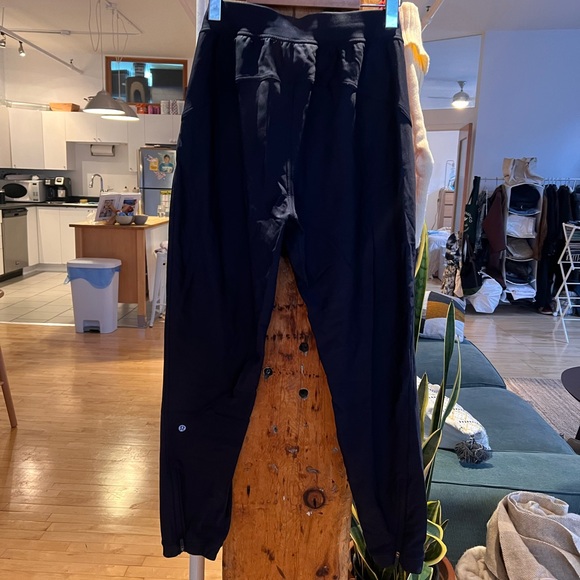 Lululemon fleece jogger pant size 4 - Picture 3 of 4